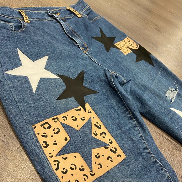 HAND PAINTED STAR CHEETAH JEANS - Picture 2 of 4